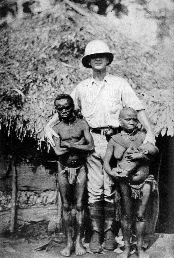  Julius Tessemann alaturi de o familie din tribul Pangve