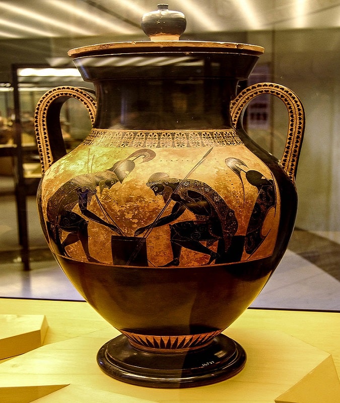 Vas din muzeul din Grecia antica, cu cei doi mari razboinici, Ahile si Ajax, jucand un joc in timp ce purtau armura
