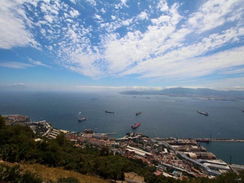 Nave traversând Strâmtoarea Gibraltar